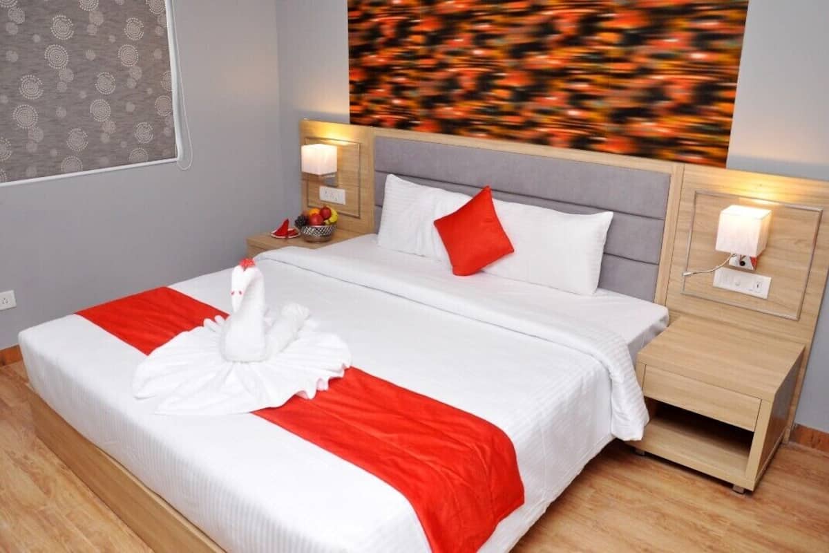 Deluxe Room, City View | Desk, laptop workspace, free WiFi