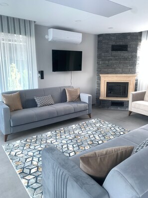 Smart TV, fireplace