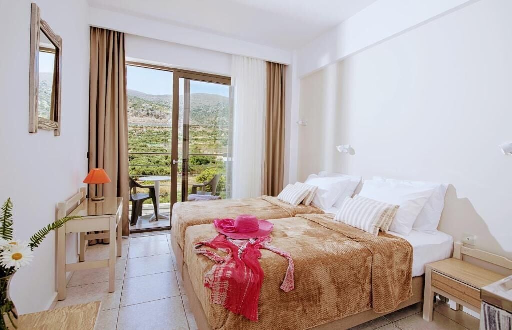 Standard Studio, Balcony, Mountain View | In-room safe, blackout drapes, iron/ironing board, free WiFi