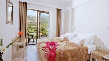 Standard Studio, Balcony, Mountain View | In-room safe, blackout curtains, iron/ironing board, free WiFi