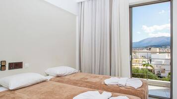 Estudio estándar, balcón, vista a la montaña | Caja de seguridad en la habitación y cortinas blackout