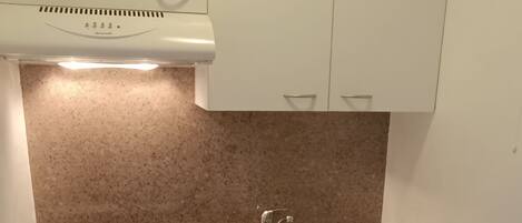 Micro-ondes, four, plaque de cuisson, lave-vaisselle