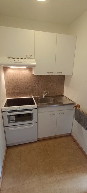 Four à micro-ondes, un four, surface de cuisson, lave-vaisselle