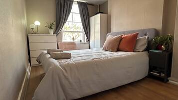 1 kamar tidur, setrika/meja setrika, akses internet, dan seprai linen