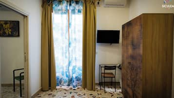 Habitación cuádruple Confort, balcón | Caja de seguridad en la habitación y tabla de planchar con plancha