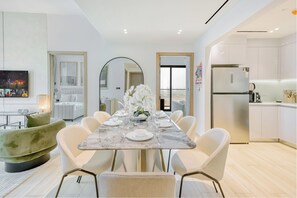 Premium-Apartment, Balkon, Stadtblick | Essbereich im Zimmer