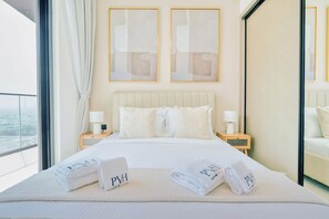 Appartement Premium, balcon, vue ville | Coffres-forts dans les chambres, rideaux occultants