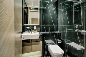 Appartement Prestige, balcon, vue sur la ville | Salle de bain | Ensemble baignoire-douche, séchoir à cheveux, serviettes fournies, savon
