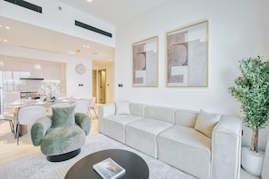 Appartement Prestige, balcon, vue sur la ville | Salle de séjour