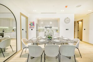 Premium Apartment, Balcony, City View | In-room dining