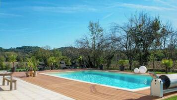 Een buitenzwembad en een verwarmd zwembad