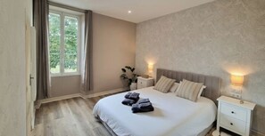 3 chambres, bureau, fer et planche à repasser, lit de bébé portatif