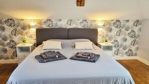 3 dormitorios, escritorio, tabla de planchar con plancha y cuna de viaje