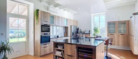 Frigorífico, microondas, horno y placa de cocina
