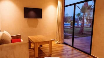 Habitación cuádruple familiar, patio, vistas a la piscina | Wifi gratis
