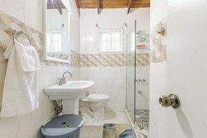 Ein Badezimmer mit Waschbecken, Toilette und Dusche.