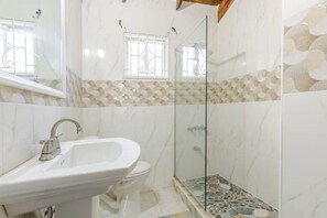Sèche-cheveux, serviettes fournies, savon, papier toilette