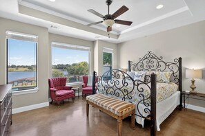 5 chambres, bureau, fer et planche à repasser, lit parapluie