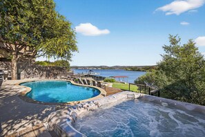 Alberca al aire libre y alberca climatizada