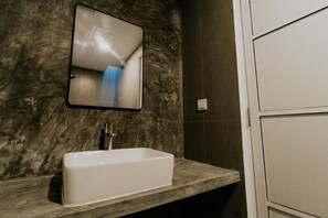 Deluxe Double Room, Garden View | Bathroom | Shower, free toiletries, hair dryer, towels