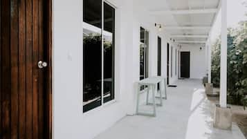 Habitación cuádruple Deluxe, vista al jardín | Escritorio y wifi gratis