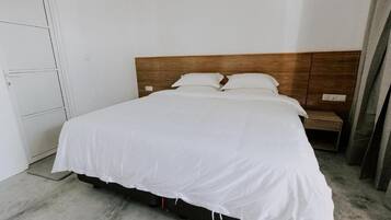 Habitación doble Deluxe, vista al jardín | Escritorio y wifi gratis