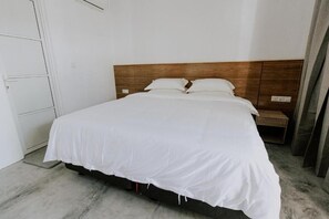 Deluxe Double Room, Garden View | Desk, free WiFi
