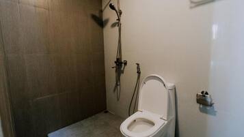 Deluxe Quadruple Room, Garden View | Bathroom | Shower, free toiletries, hair dryer, towels