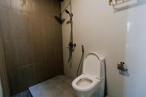 Deluxe Quadruple Room, Garden View | Bathroom | Shower, free toiletries, hair dryer, towels