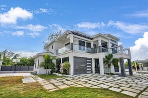 Unclassified image, 3 of 90, button - Las Olas Villa 4BR Pool, Chef, Ocho Rios (Richmond)