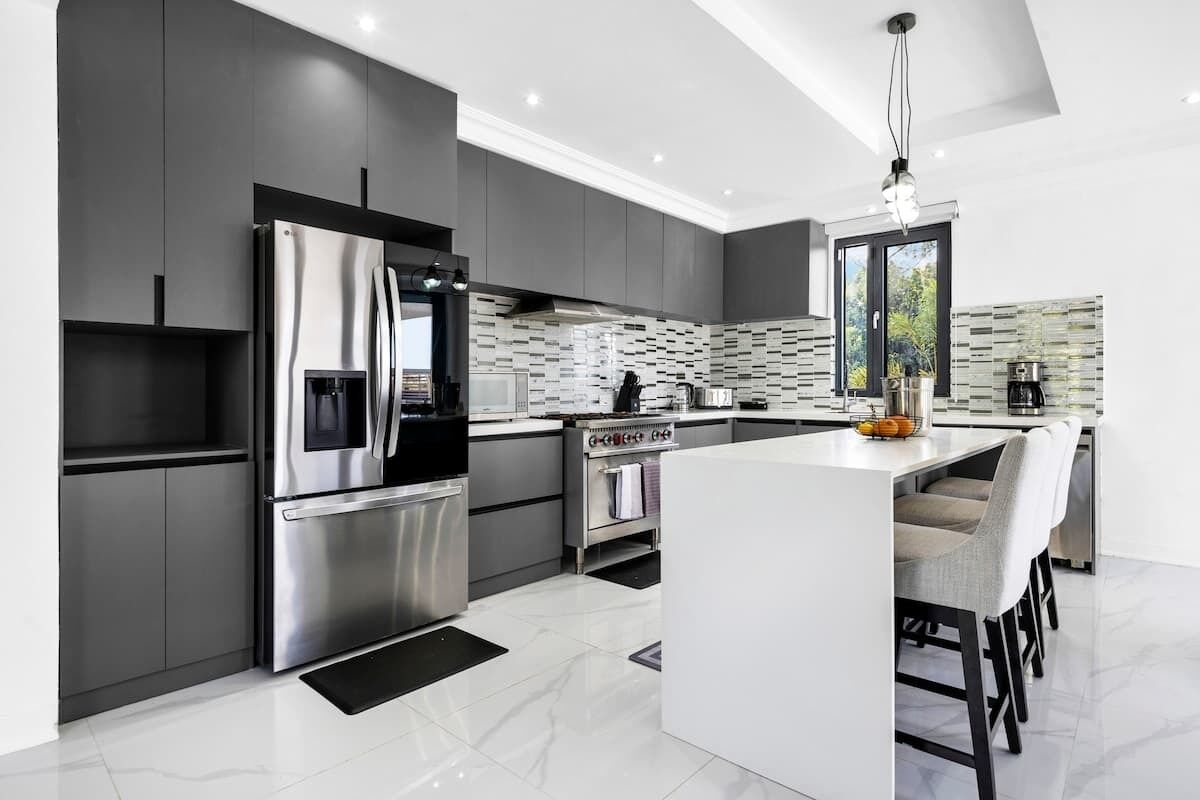 Kylskåp, mikrovågsugn, ugn och spishäll