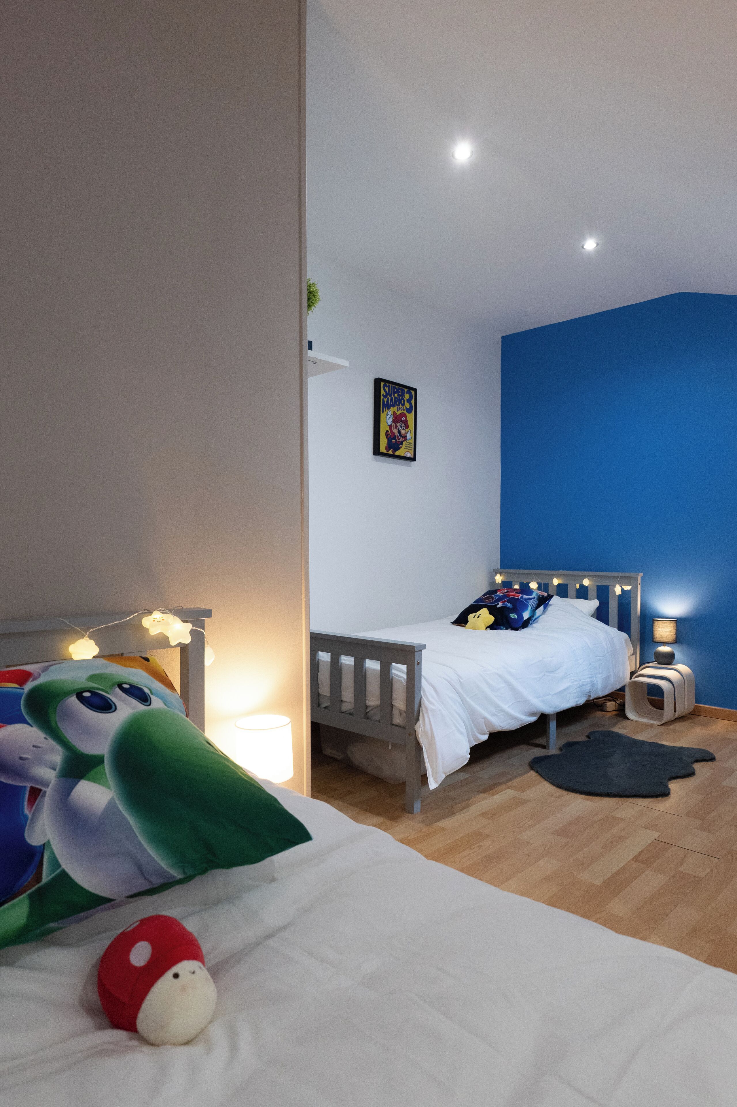 3 quartos, escrivaninha, ferros/tábuas de passar roupa, berço de viagem