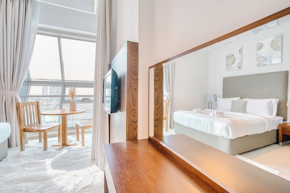 Exclusive-Apartment, Balkon, Stadtblick | Zimmersafe, Verdunkelungsvorhänge, kostenloses WLAN
