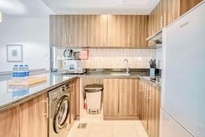 Appartement Exclusif, balcon, vue ville | Cuisine privée | Grand réfrigérateur, micro-ondes, four, plaque de cuisson
