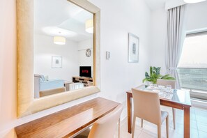 Exclusief appartement, balkon, uitzicht op stad | Woonruimte
