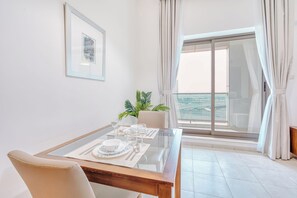 Exclusive-Apartment, Balkon, Stadtblick | Essbereich im Zimmer