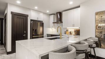 Microondas, parrilla de estufa, lavavajillas y cafetera y tetera