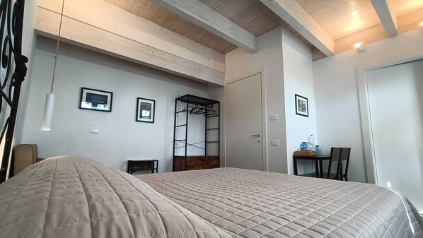 1 bedroom, desk, travel cot, free WiFi