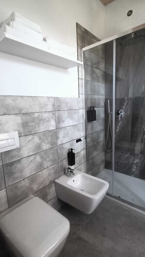 Doccia, asciugacapelli, bidet, asciugamani