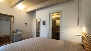 1 dormitori, escriptori, un bressol de viatge i wifi gratuïta