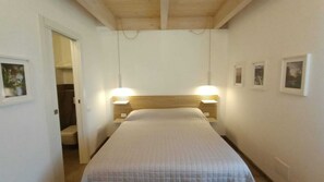 1 bedroom, desk, travel cot, free WiFi