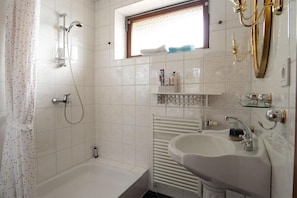 Shower, hair dryer, towels, soap - Vacation home Gregersen Vacation between North & Baltic Sea (Leck)