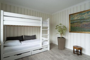 2 bedrooms, travel cot, free WiFi, bed sheets