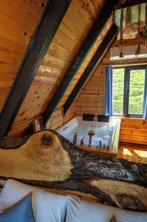 Jetted bathtub