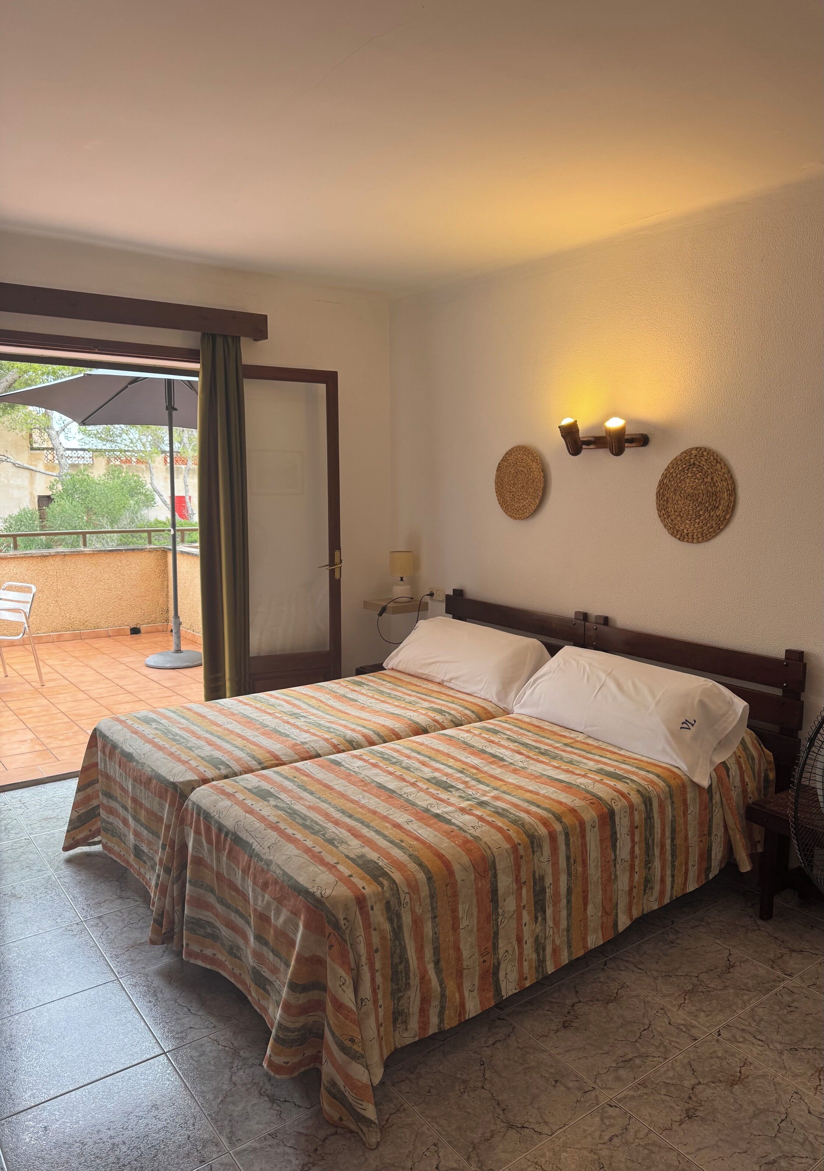 Habitación con 2 camas individuales, balcón | Wifi gratis y ropa de cama 