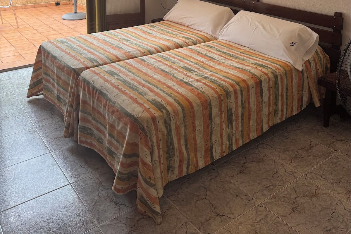 Habitación con 2 camas individuales, balcón | Wifi gratis