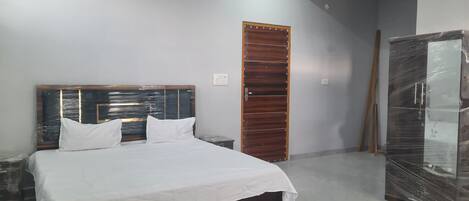 6 bedrooms, iron/ironing board, WiFi, bed sheets