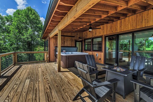 Starlight Hideaway w Hot tub and Fire Pit