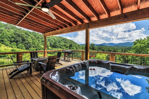 Starlight Hideaway w Hot tub and Fire Pit