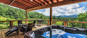 Starlight Hideaway w Hot tub and Fire Pit
